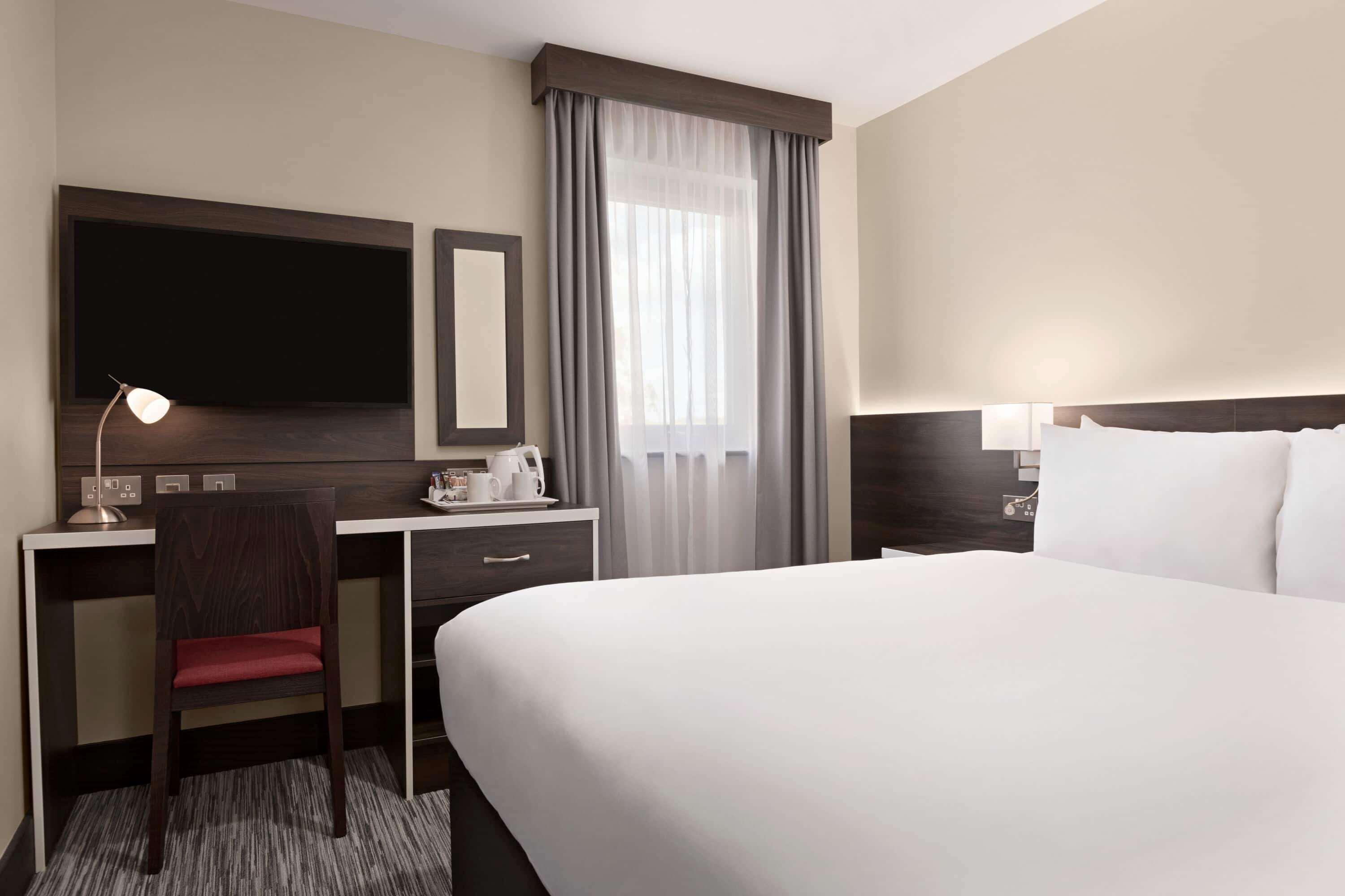 Отель Ramada By Wyndham Cobham Собхэм Экстерьер фото