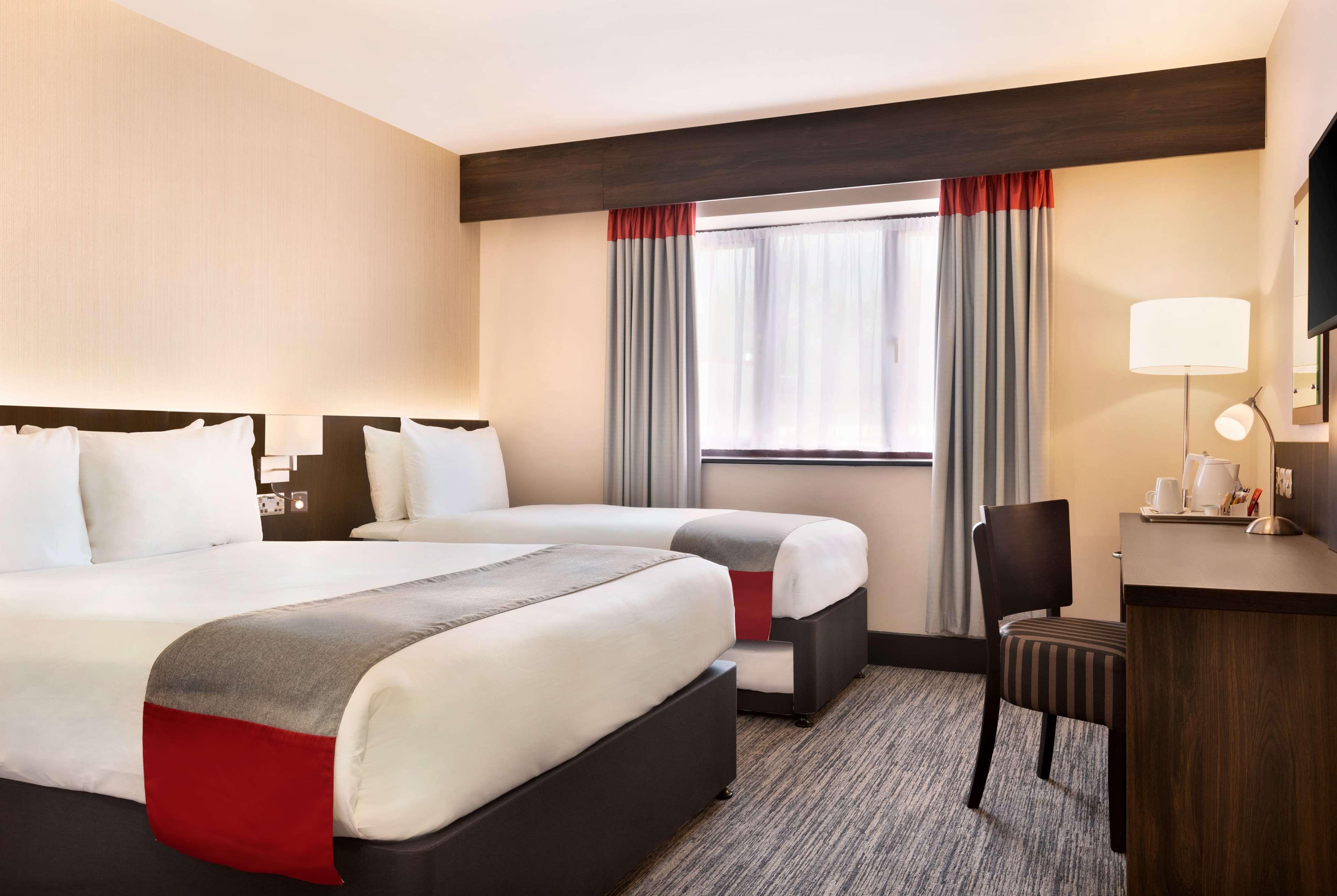 Отель Ramada By Wyndham Cobham Собхэм Экстерьер фото