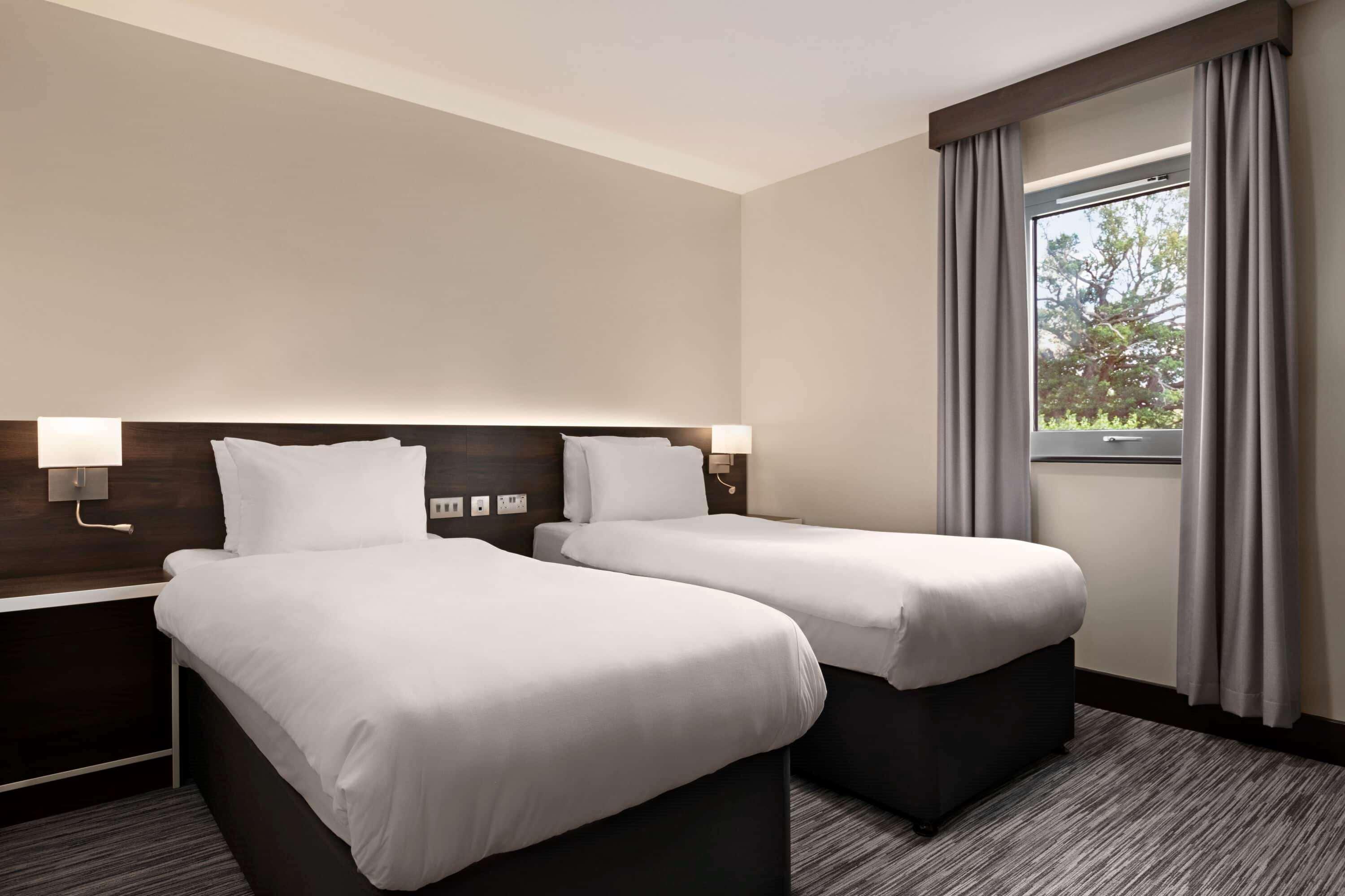 Отель Ramada By Wyndham Cobham Собхэм Экстерьер фото