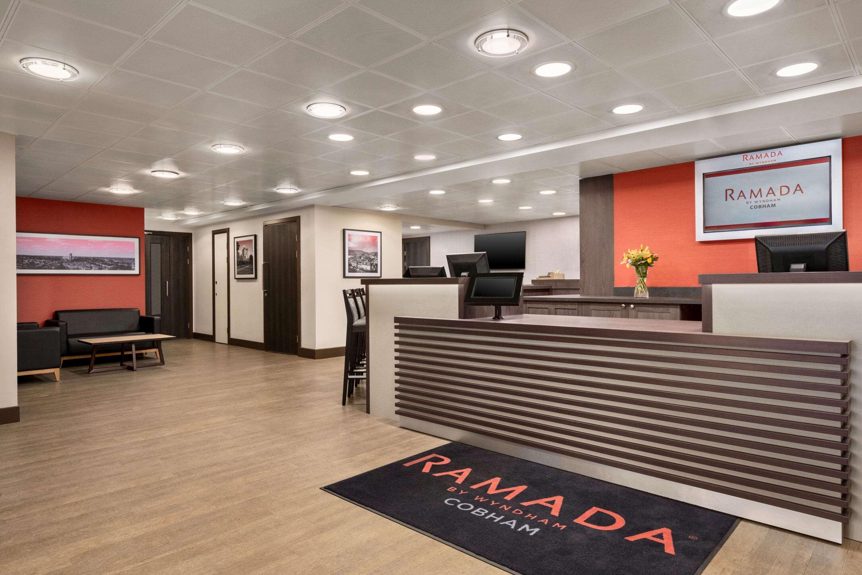 Отель Ramada By Wyndham Cobham Собхэм Экстерьер фото