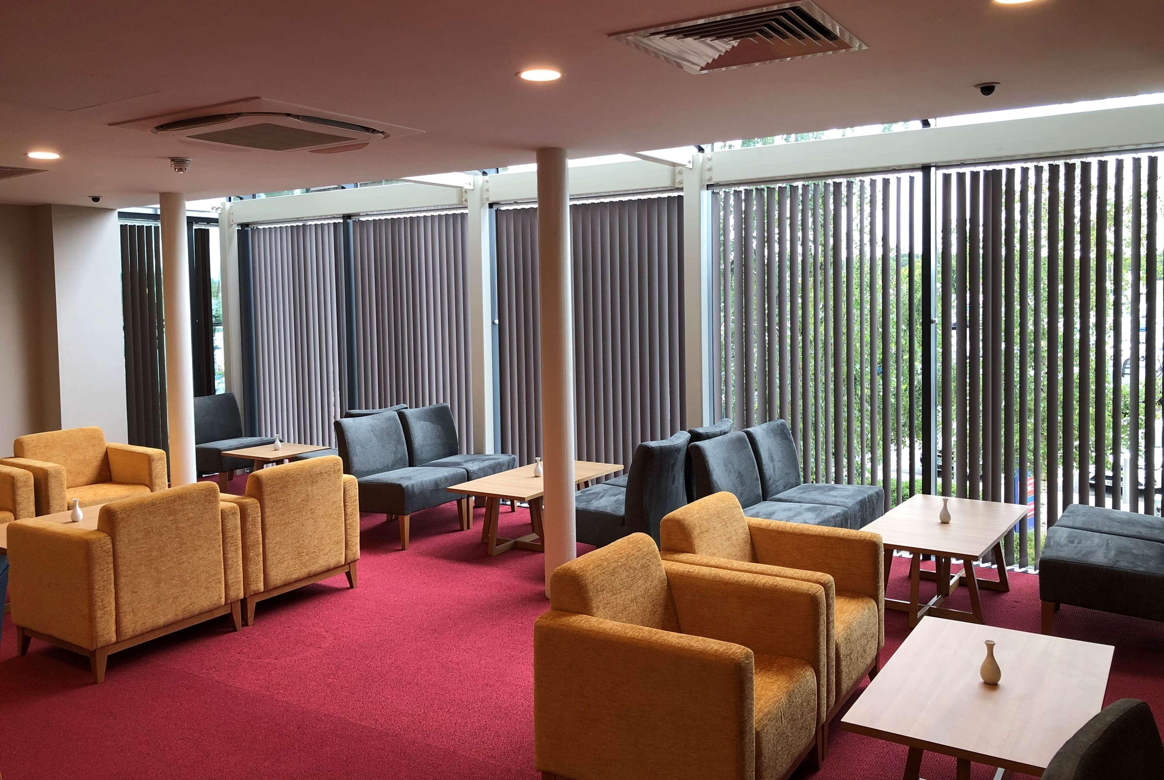 Отель Ramada By Wyndham Cobham Собхэм Экстерьер фото