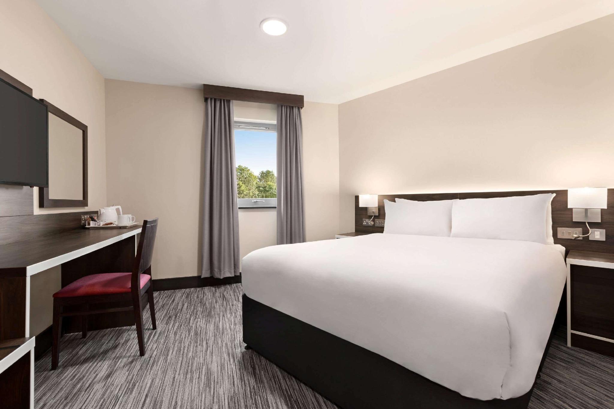 Отель Ramada By Wyndham Cobham Собхэм Экстерьер фото