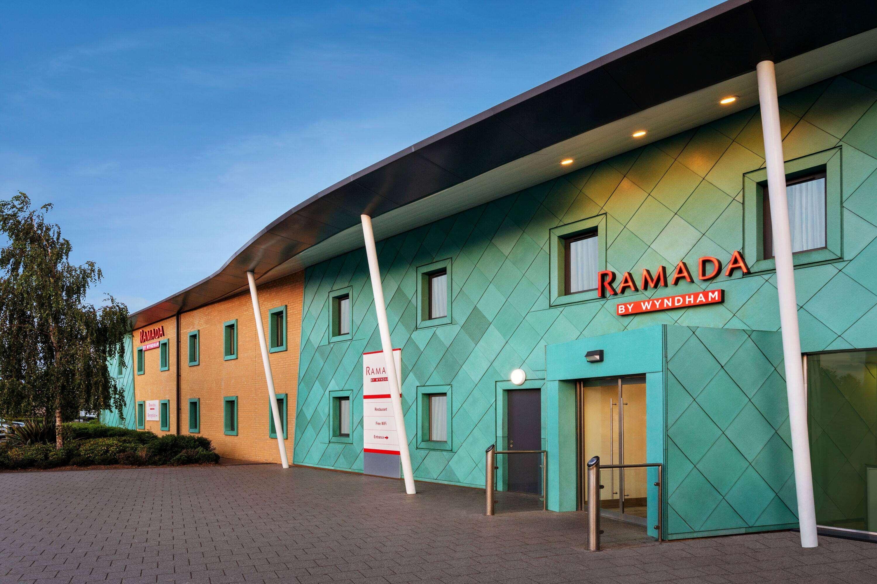 Отель Ramada By Wyndham Cobham Собхэм Экстерьер фото