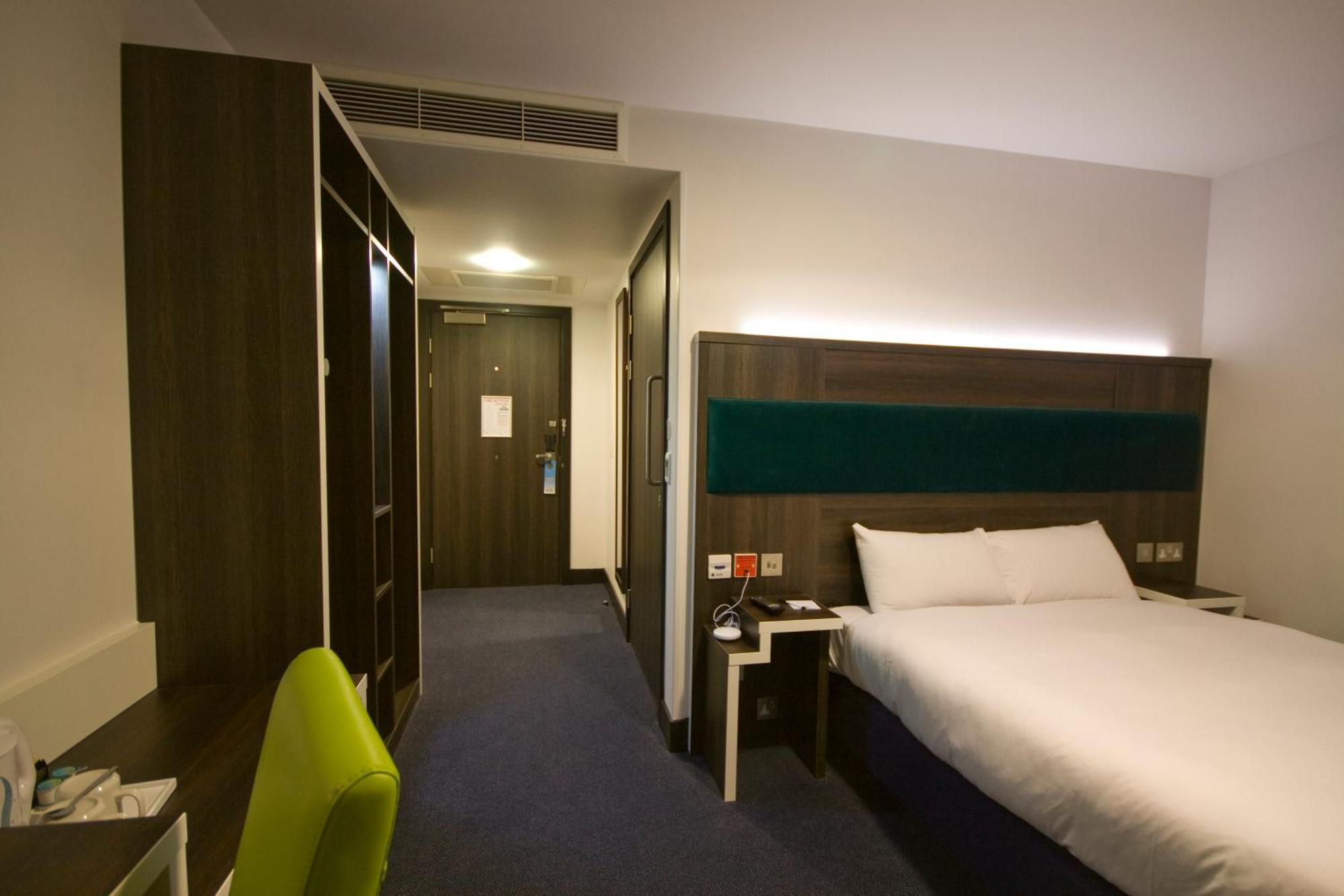 Отель Ramada By Wyndham Cobham Собхэм Экстерьер фото